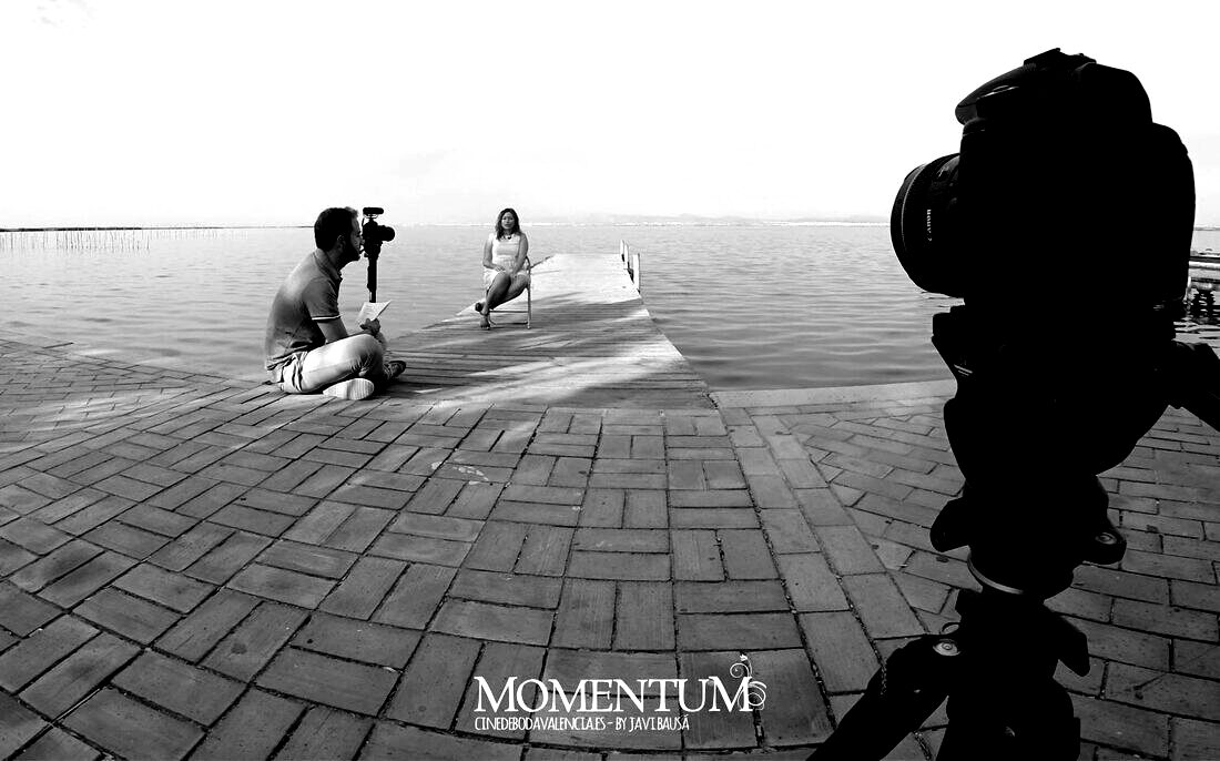 Javi Bausá grabando una entrevista de boda en la Albufera de Valencia