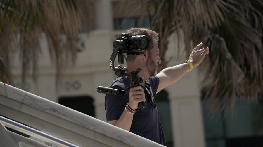 Javi Bausá filmando con estabilizador en una boda en Valencia