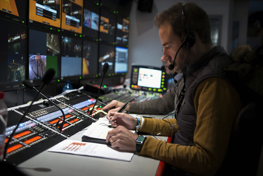 Javi Bausá como realizador en un control de televisión
